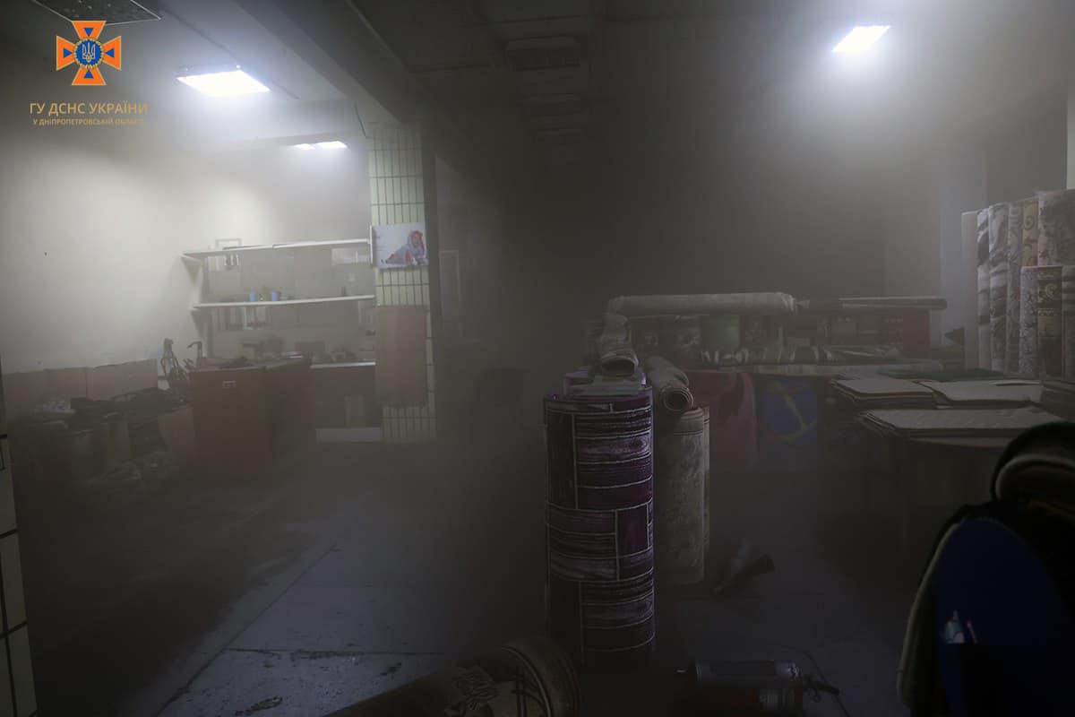 Пожар на рынке «Озерка» в Днепре ликвидировали: пострадавших нет - рис. 1