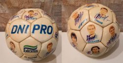 Кошти підуть для ТрО: футбольні фанати розігрують м'яч з автографами легенд ФК "Дніпро" - рис. 1