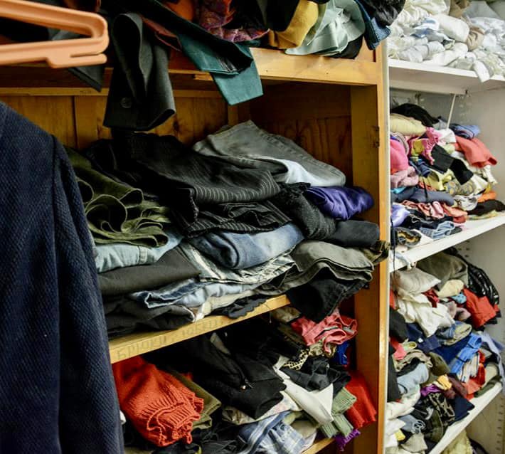 Червоний Хрест закликає жителів Кривого-Рогу приносити старий одяг для гуманітарної допомоги