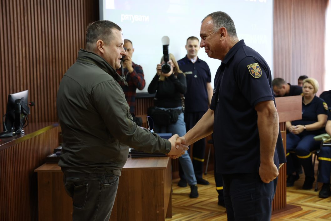 Керівник ДніпроОВА і мер Дніпра до Дня рятувальника нагородили надзвичайників міста і регіону