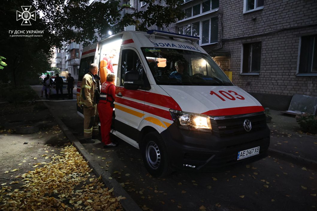 У Дніпрі вогнеборці врятували жінку з палаючої квартири