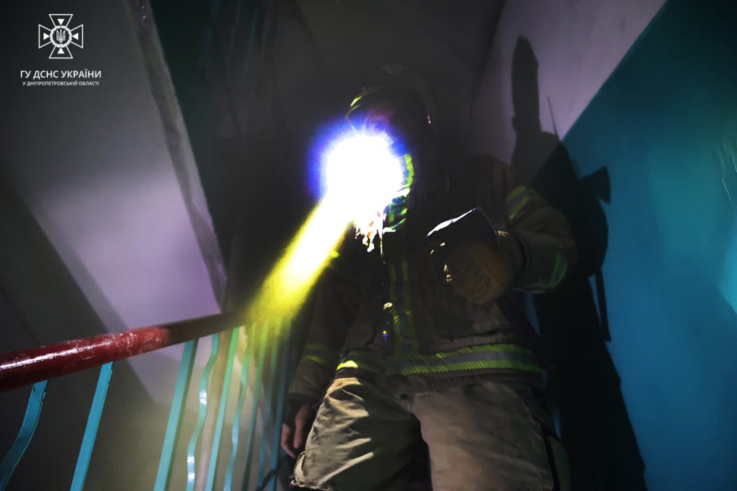 У Дніпрі вогнеборці врятували жінку з палаючої квартири