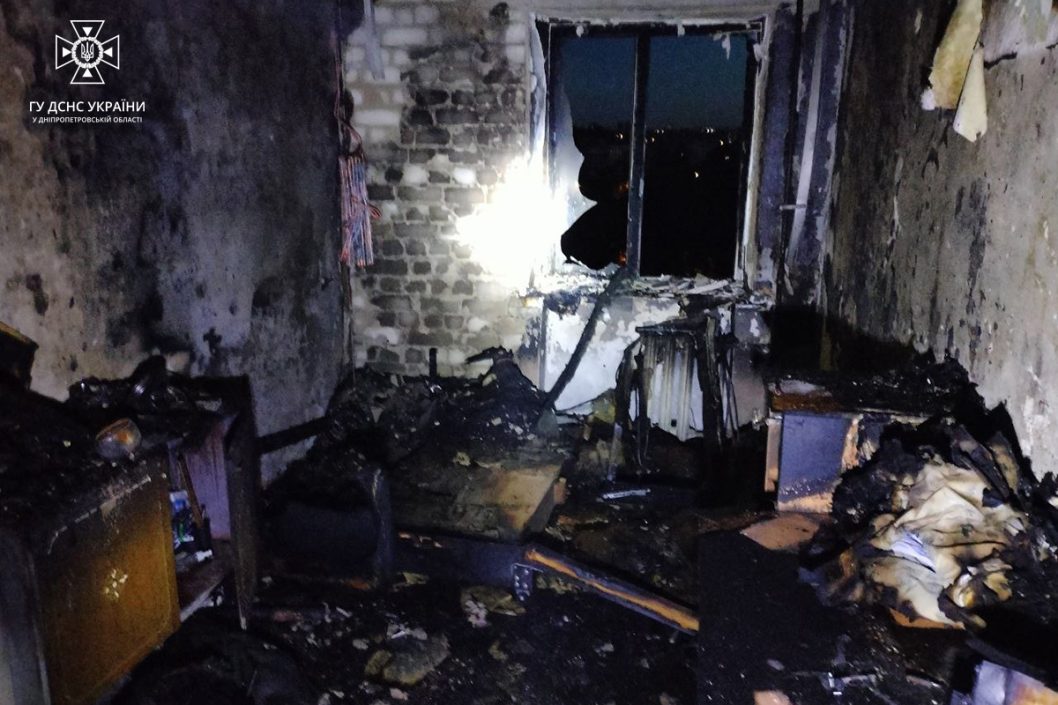 У Дніпрі вогнеборці врятували жінку з палаючої квартири