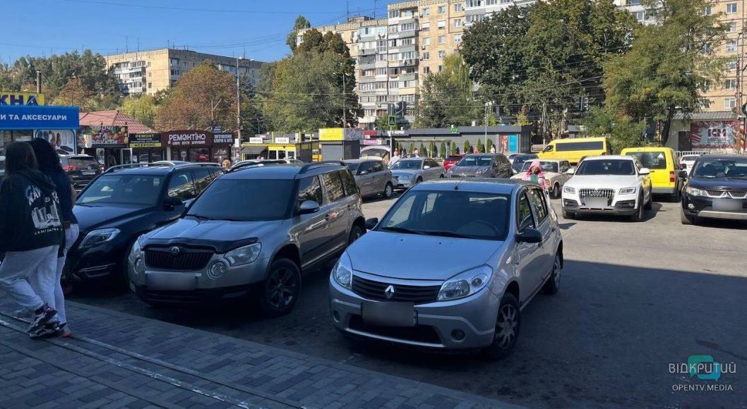 У Дніпрі біля ТЦ «Терра» задимівся легковик (Відео)