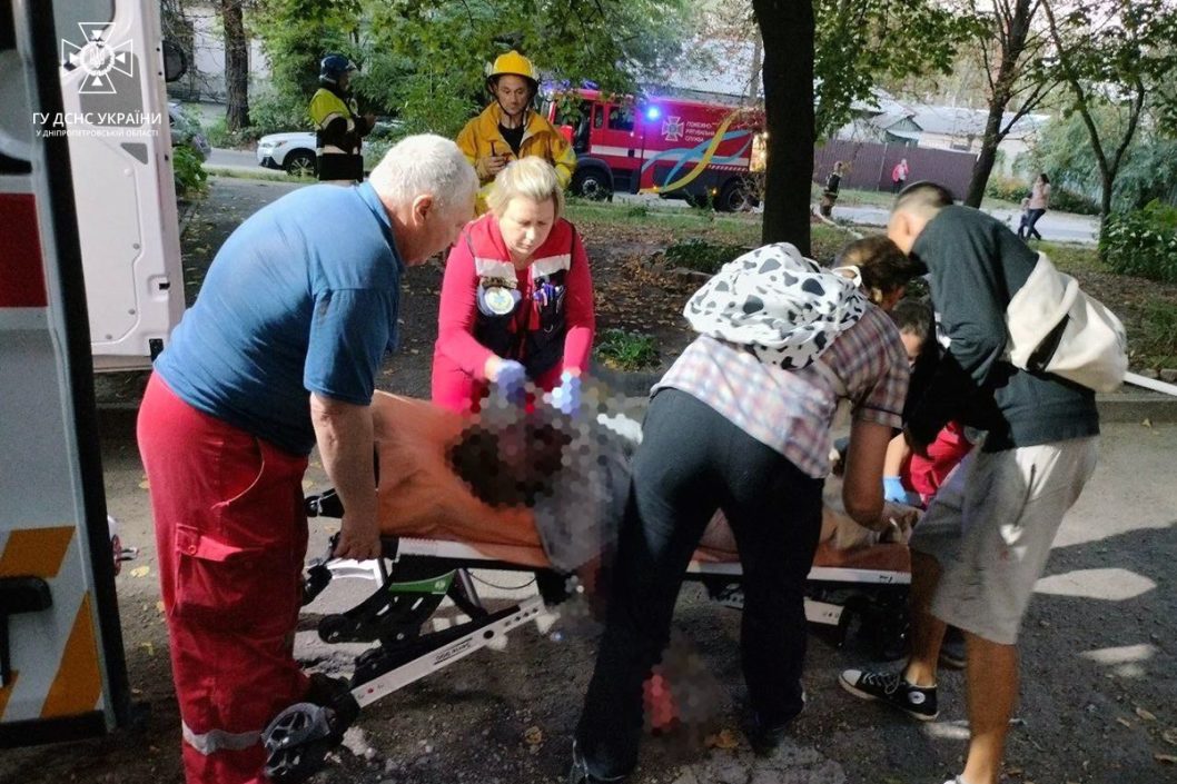 У Дніпрі вогнеборці врятували жінку з палаючої квартири