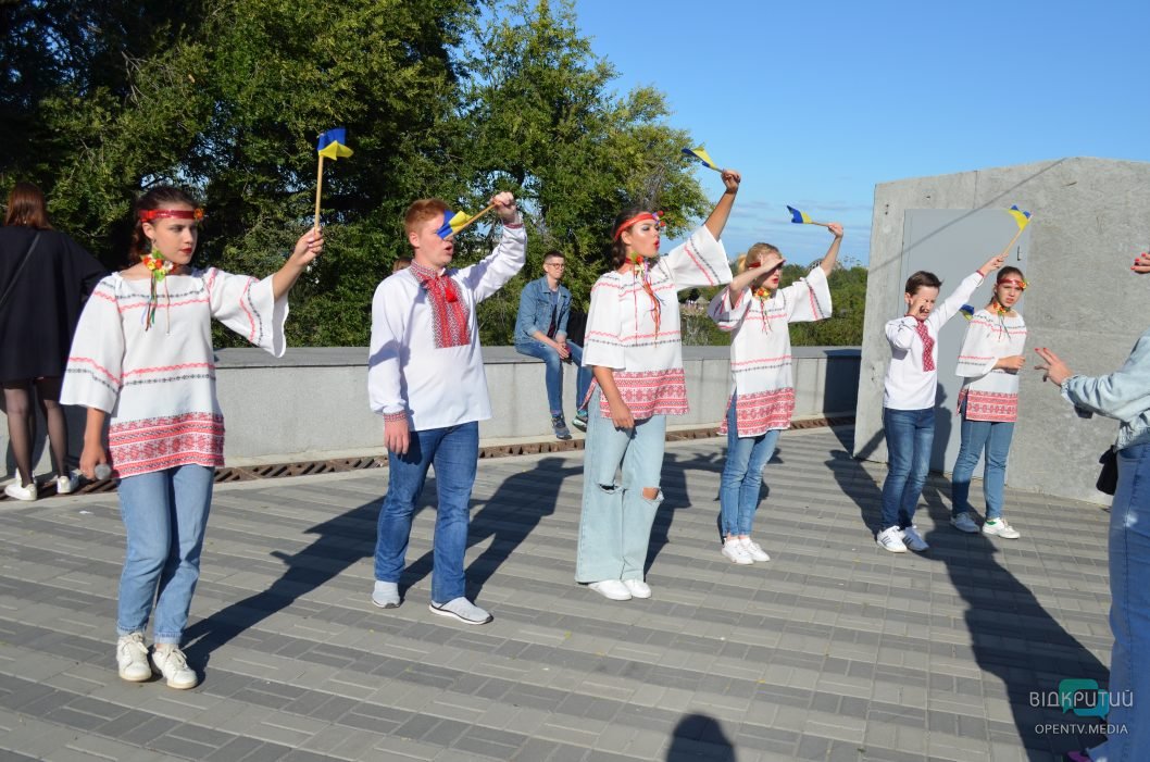 «Тарілка щастя» та синьо-жовта мапа України: як у Дніпрі в парку Шевченка відзначили День міста