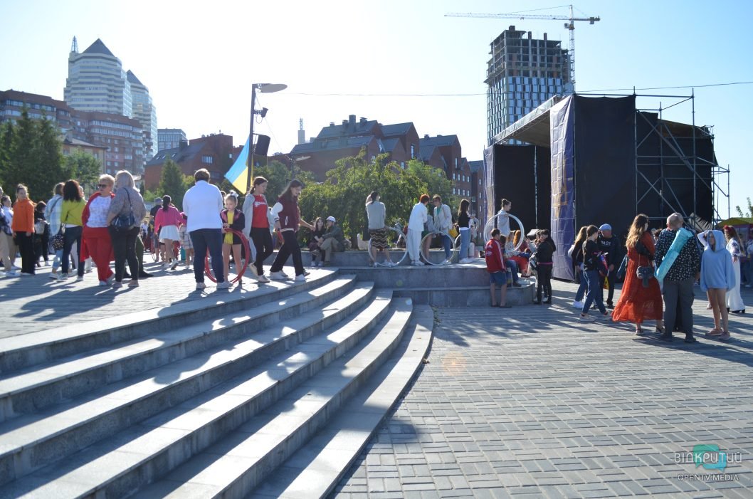 «Тарілка щастя» та синьо-жовта мапа України: як у Дніпрі в парку Шевченка відзначили День міста