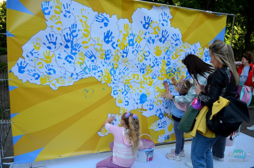 «Тарілка щастя» та синьо-жовта мапа України: як у Дніпрі в парку Шевченка відзначили День міста