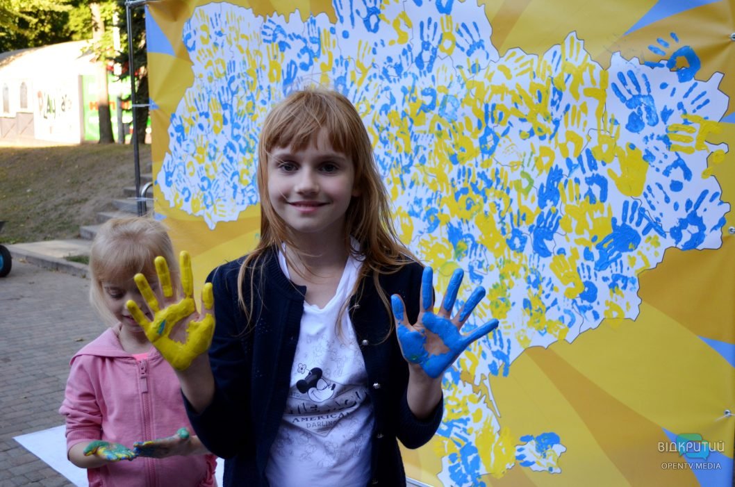 «Тарілка щастя» та синьо-жовта мапа України: як у Дніпрі в парку Шевченка відзначили День міста
