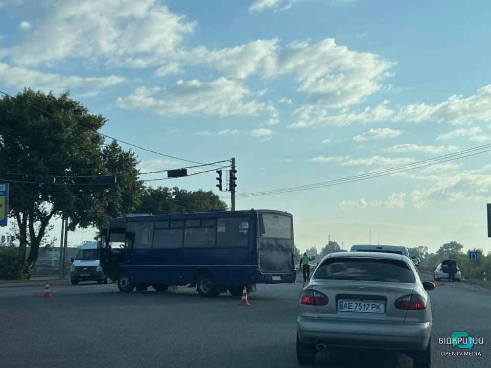 Зіштовхнулись автобус та легковик: на виїзді з Дніпра сталася ДТП