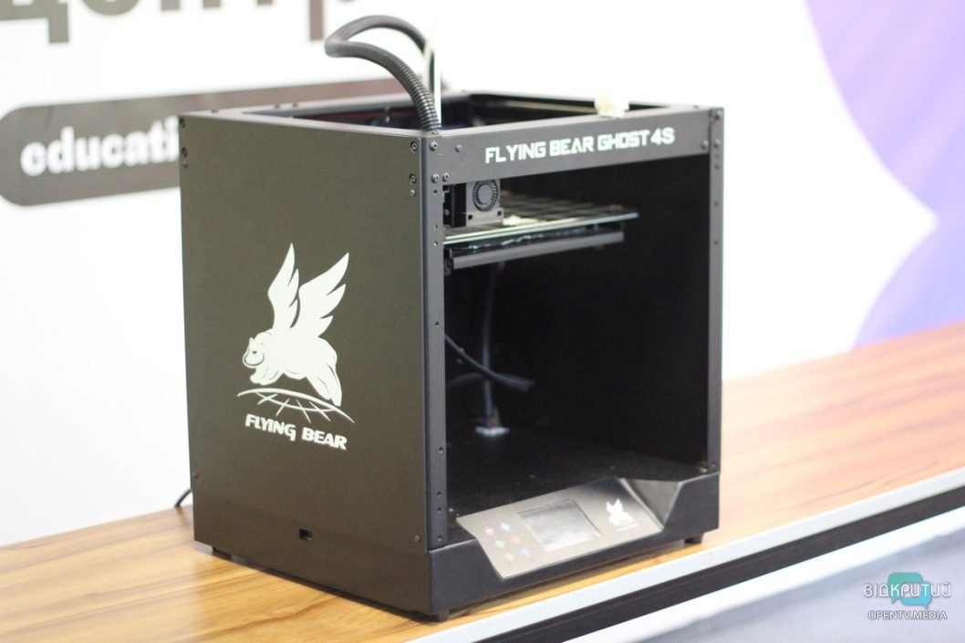 Допоможе цивільним і воякам: у Дніпрі запустили безкоштовну майстерню 3D-друку
