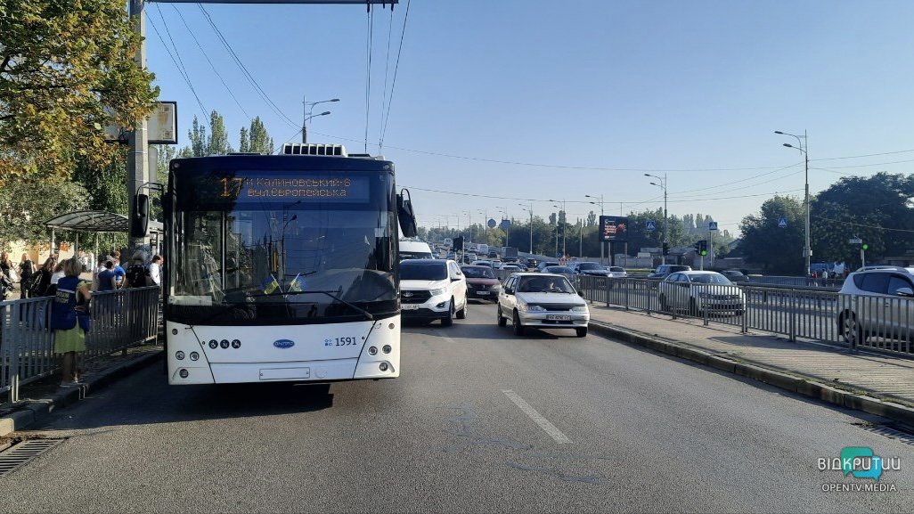 Утворився затор: у Дніпрі сталася аварія за участю тролейбуса