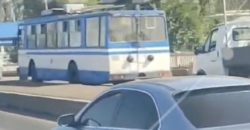 Зірвало електродроти тролейбуса: у Дніпрі на Слобожанському проспекті утворився затор