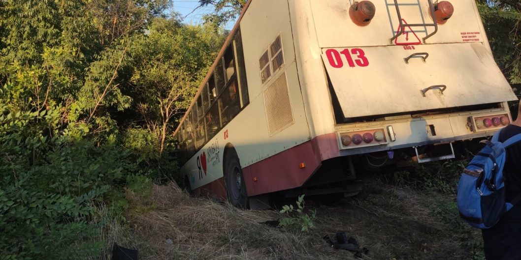 У Кривому Розі внаслідок ДТП водій Audi загинув на місці, тролейбус викинуло в кювет - рис. 2