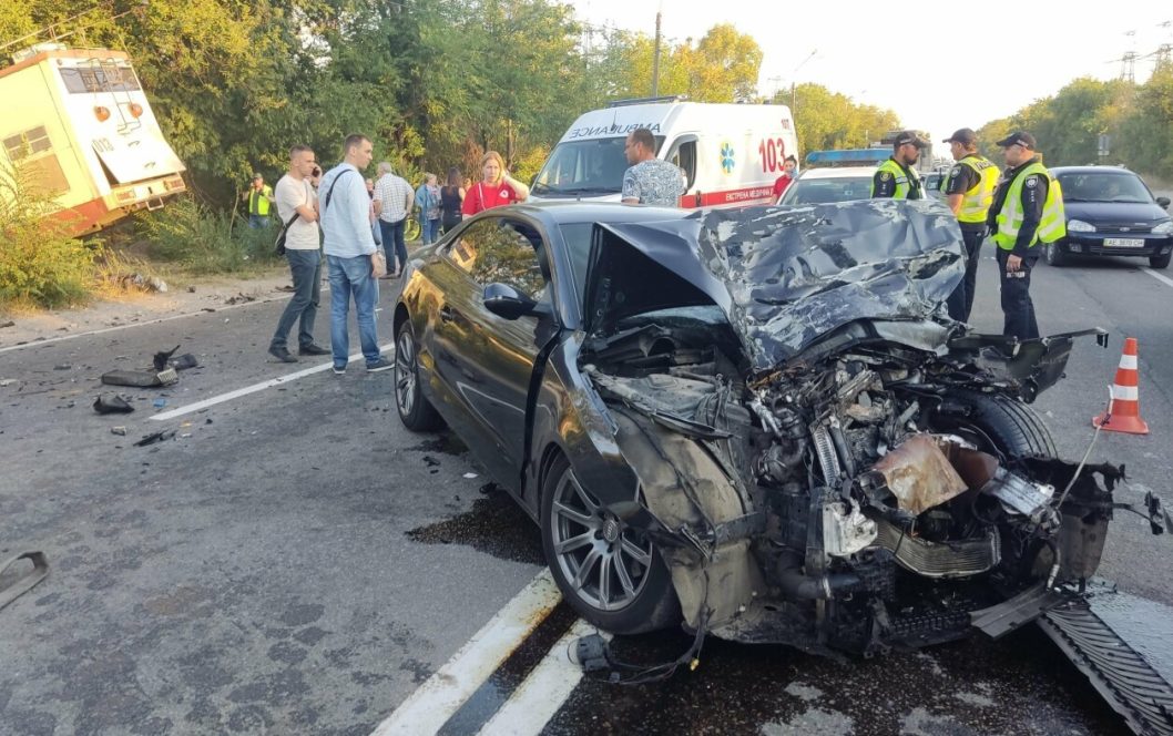В Кривом Роге в результате ДТП водитель Audi погиб на месте, троллейбус выбросило в кювет - рис. 1