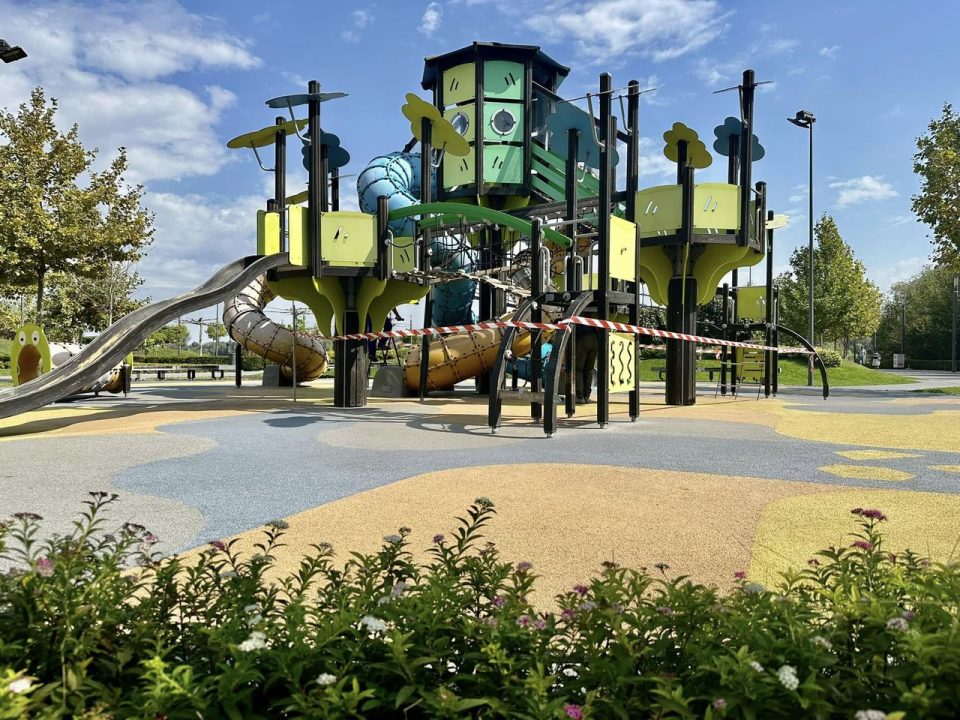 Для безпеки дітей: в одному зі скверів Дніпра лагодять майданчики