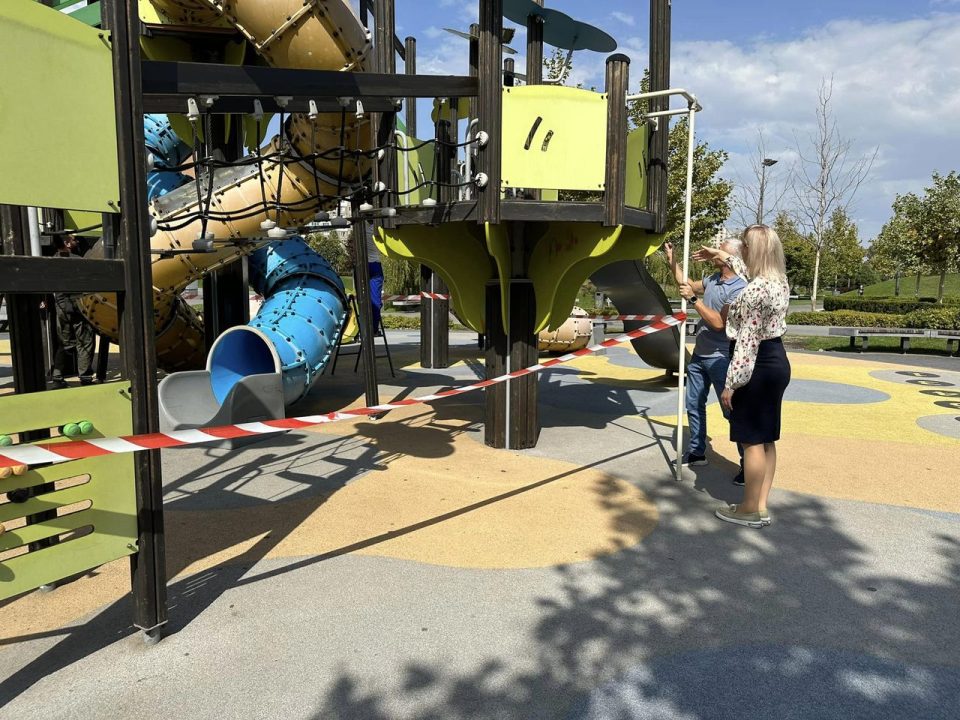 Для безпеки дітей: в одному зі скверів Дніпра лагодять майданчики