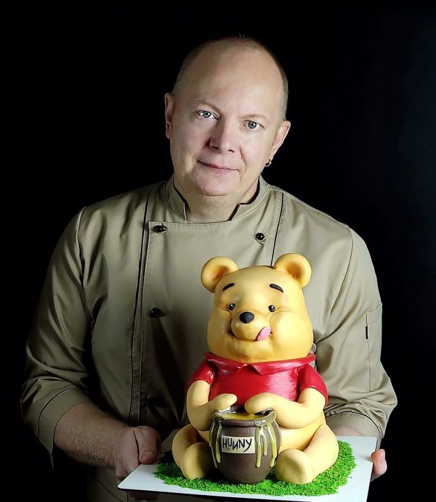 Дніпровський кондитер зробив торт у вигляді Вінні Пуха