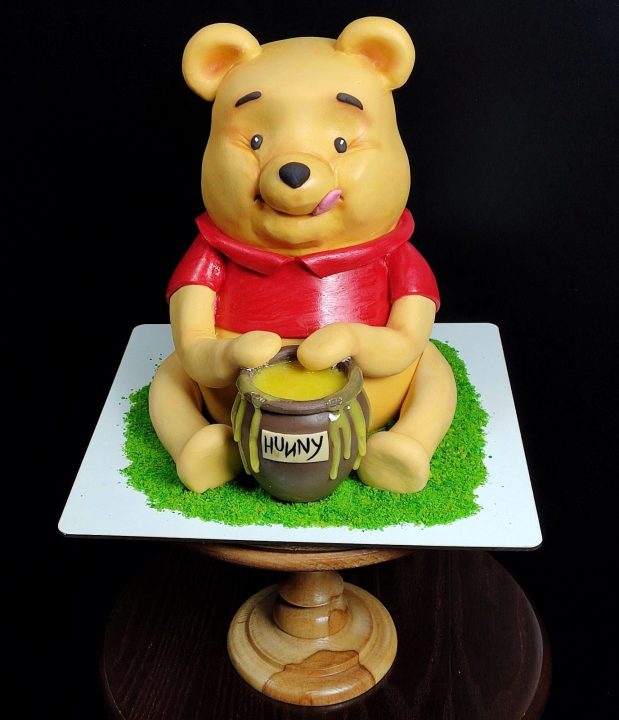 Дніпровський кондитер зробив торт у вигляді Вінні Пуха