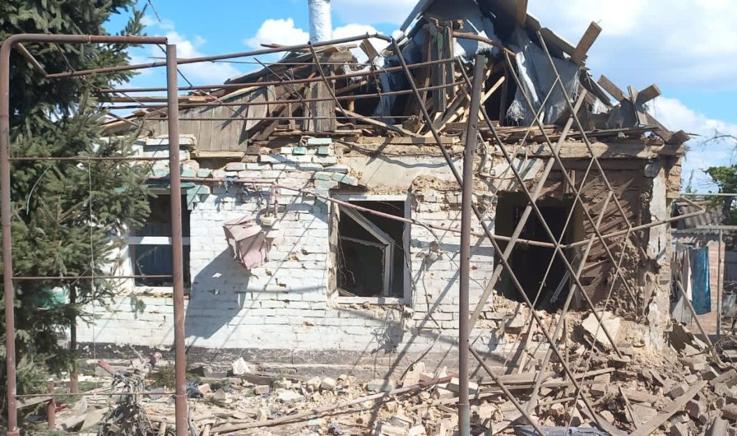 Окупанти обстріляли громади Дніпропетровщини: є постраждалі та руйнування - рис. 1