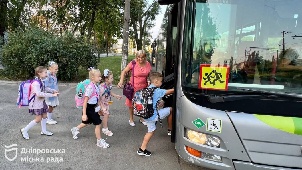 У Дніпрі організували підвіз школярів до віддалених навчальних закладів - рис. 3