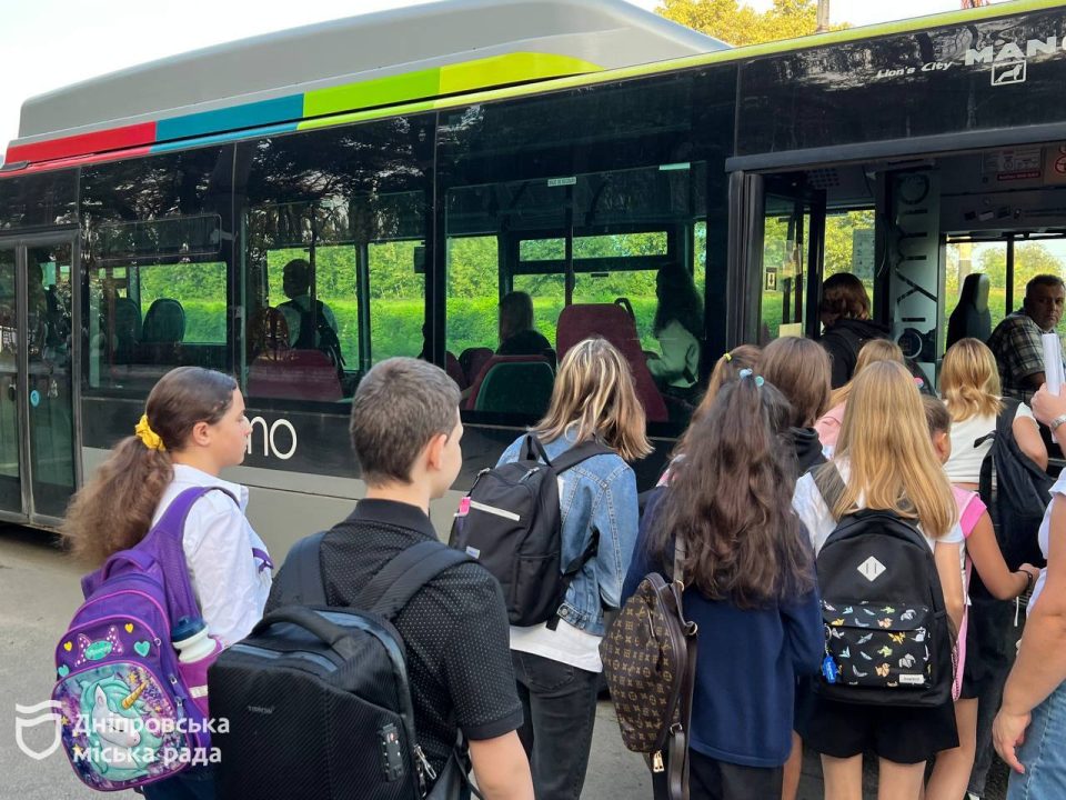 У Дніпрі організували підвіз школярів до віддалених навчальних закладів - рис. 1