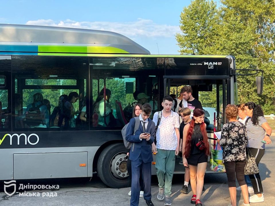 У Дніпрі організували підвіз школярів до віддалених навчальних закладів - рис. 2