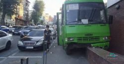 Обійшлося без постраждалих: у середмісті Дніпра в маршрутки відмовили гальма - рис. 11