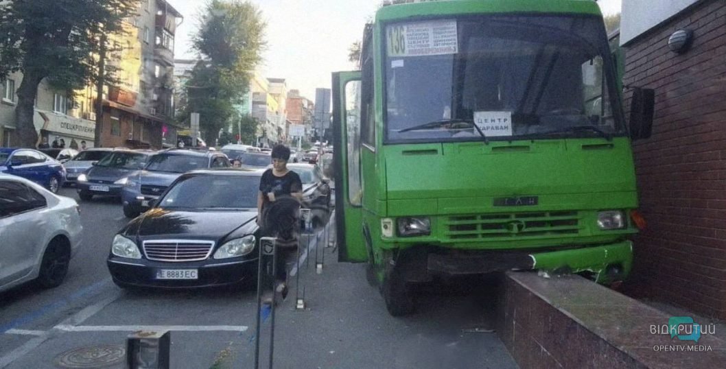 Обійшлося без постраждалих: у середмісті Дніпра в маршрутки відмовили гальма - рис. 1