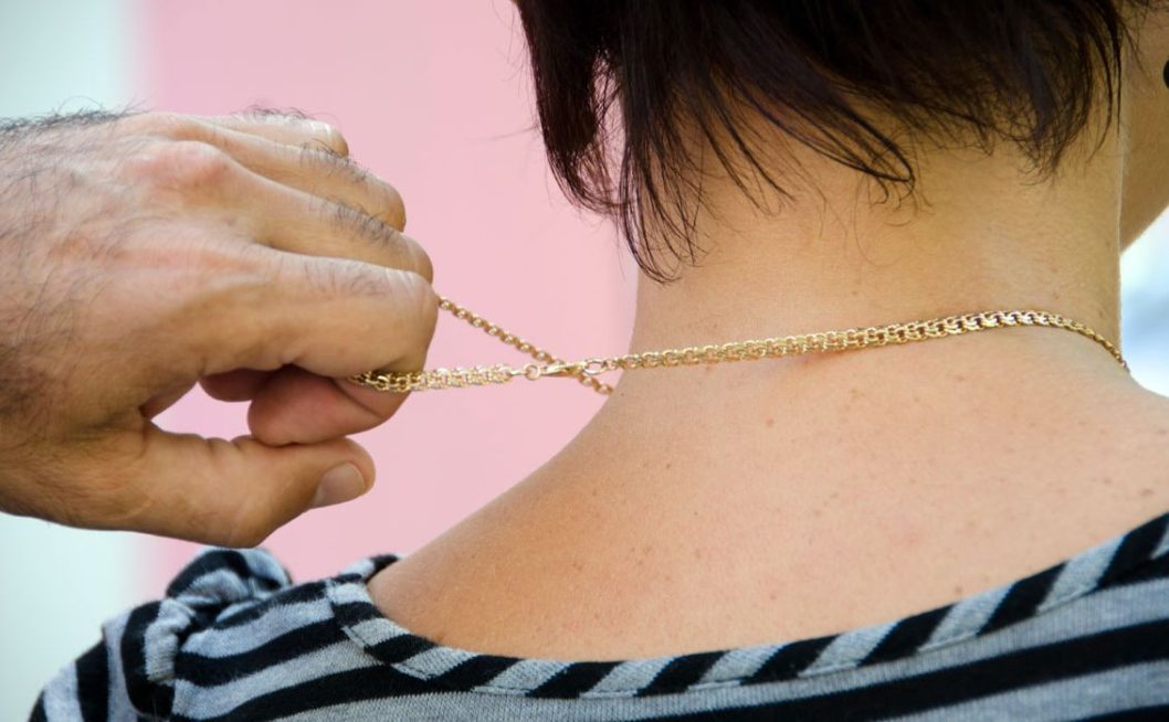 У Дніпрі затримали грабіжника, який зірвав з літної жінки прикрасу 