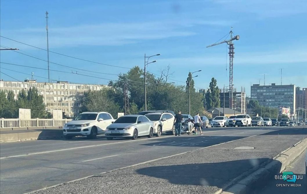 У Дніпрі на Слобожанському проспекті сталася потрійна ДТП: рух транспорту ускладнено