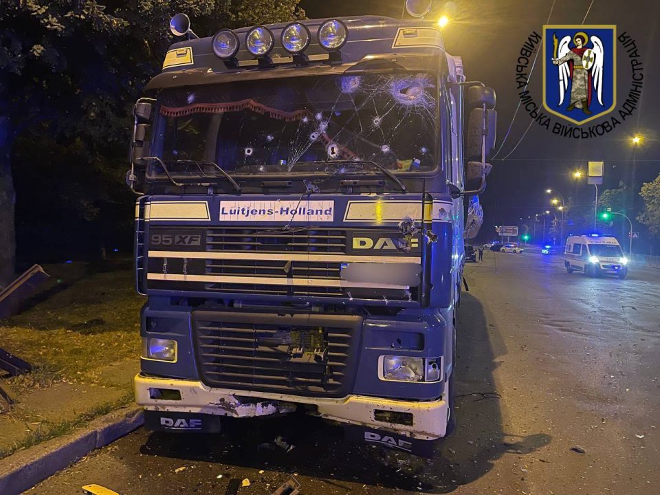Вночі окупанти атакували Київ "шахедами": є постраждалі та руйнування - рис. 3