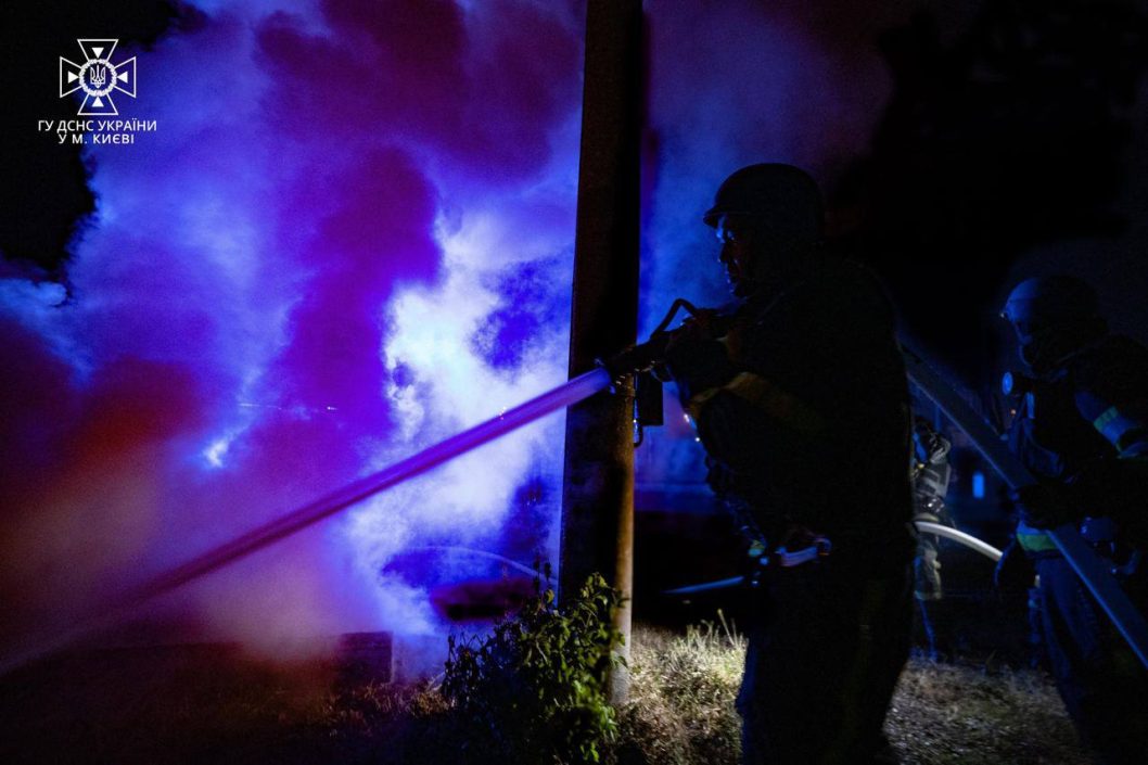Вночі окупанти атакували Київ "шахедами": є постраждалі та руйнування - рис. 2