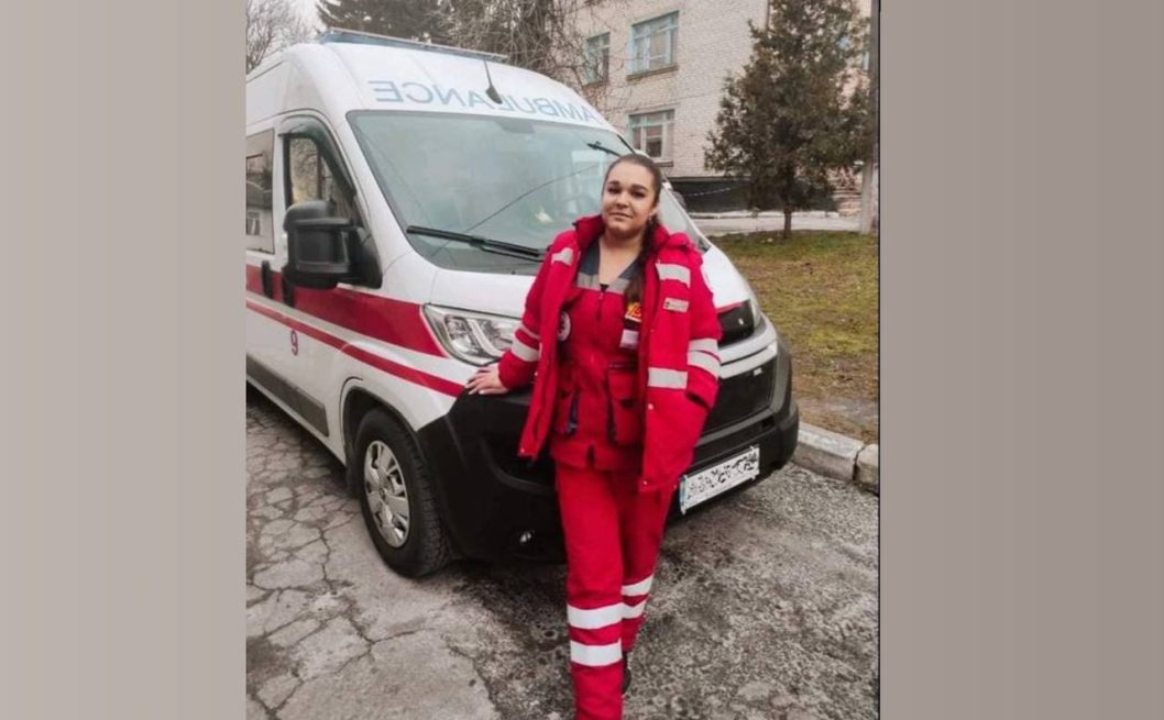 Выжил благодаря дереву: на Днепропетровщине пьяный мужчина выпал из окна - рис. 1