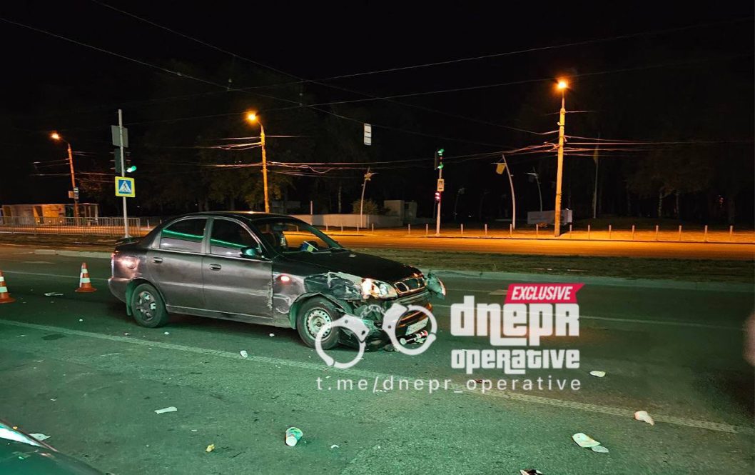 ДТП в Днепре: легковой автомобиль врезался в АЗС на проспекте Богдана Хмельницкого - рис. 2