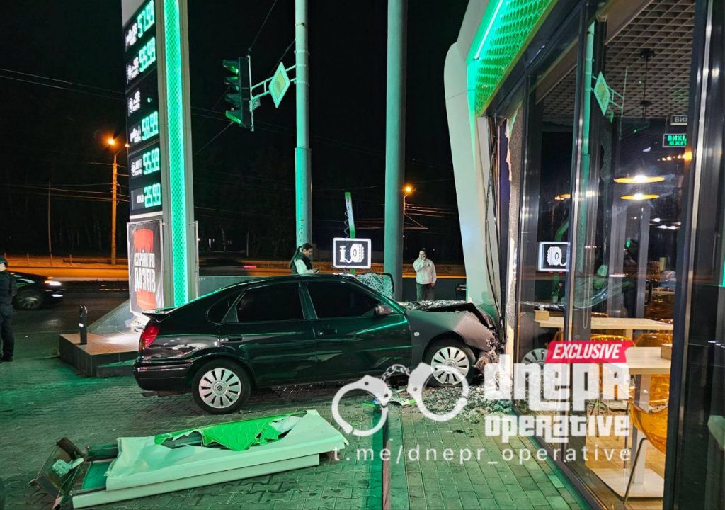 ДТП в Днепре: легковой автомобиль врезался в АЗС на проспекте Богдана Хмельницкого - рис. 1