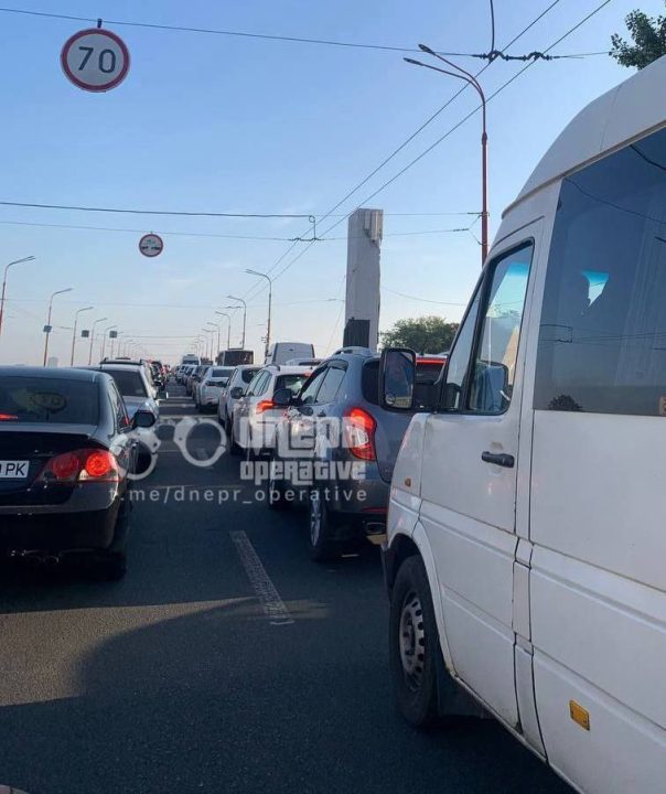 В Днепре из-за ДТП на Новом мосту образовалась большая пробка - рис. 2