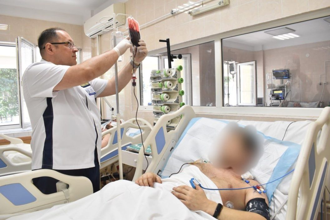 У Дніпрі завдяки донорам крові врятували захисника з смертельно небезпечними пораненнями