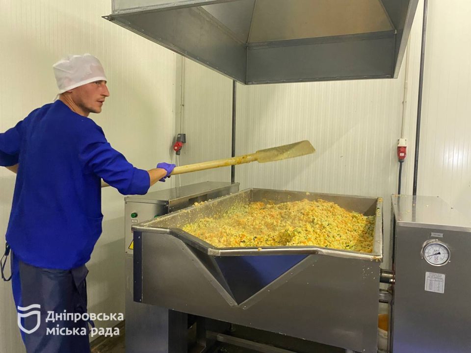 Фахівці показали повний процес приготування їжі для школярів Дніпра 