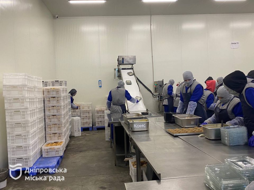 Фахівці показали повний процес приготування їжі для школярів Дніпра 