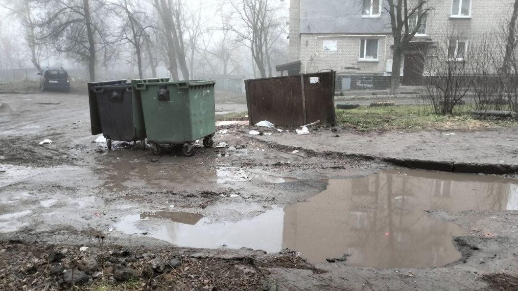 Мешканці Дніпра скаржаться на розбите покриття на вулиці Титова - рис. 1