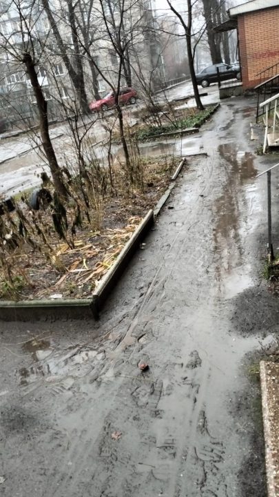 "Допливи до дому та не втопись": мешканці Дніпра скаржаться на розбите покриття вулиці (Фото)