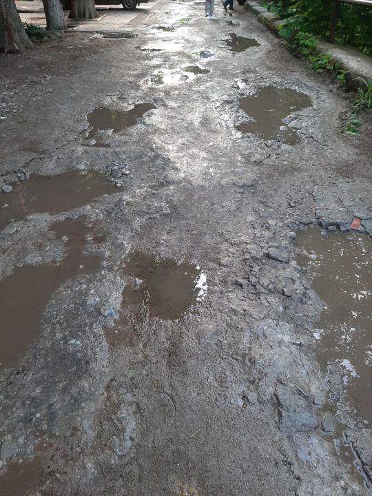 "Допливи до дому та не втопись": мешканці Дніпра скаржаться на розбите покриття вулиці (Фото)