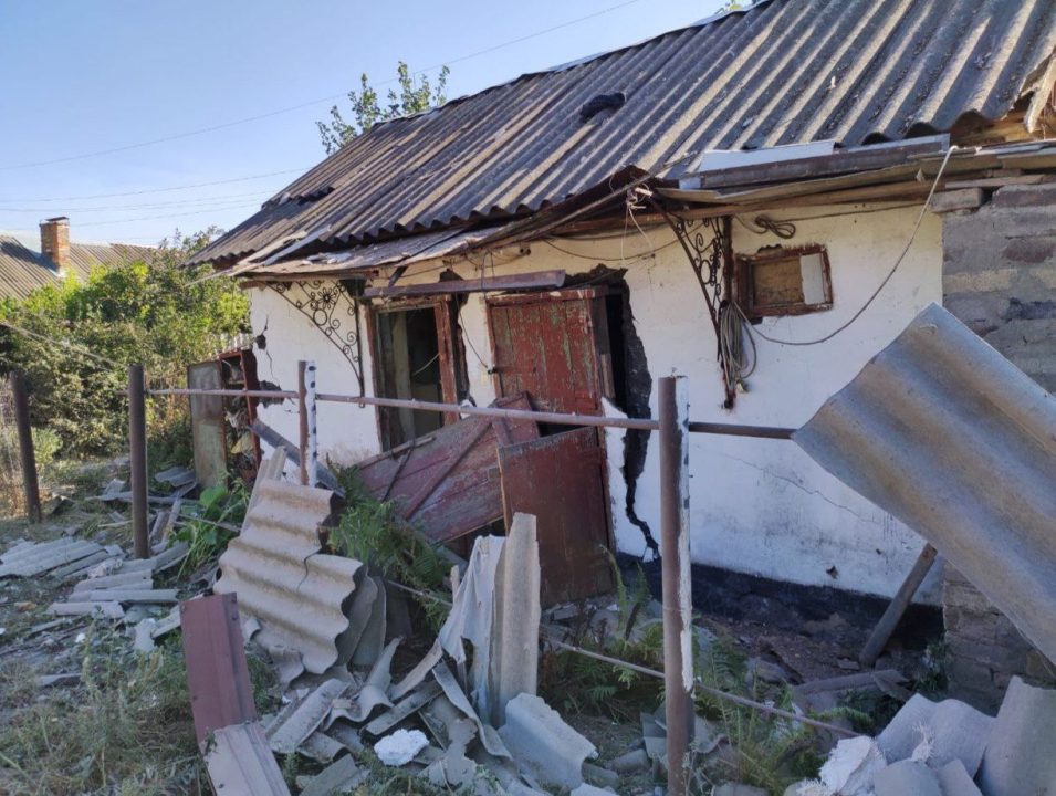 Российские оккупанты обстреляли Никополь: враг разрушил одну из хозяйственных построек - рис. 2