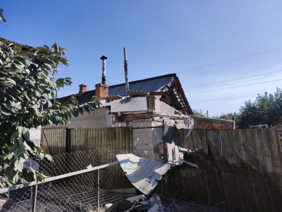 Российские оккупанты обстреляли Никополь: враг разрушил одну из хозяйственных построек - рис. 3