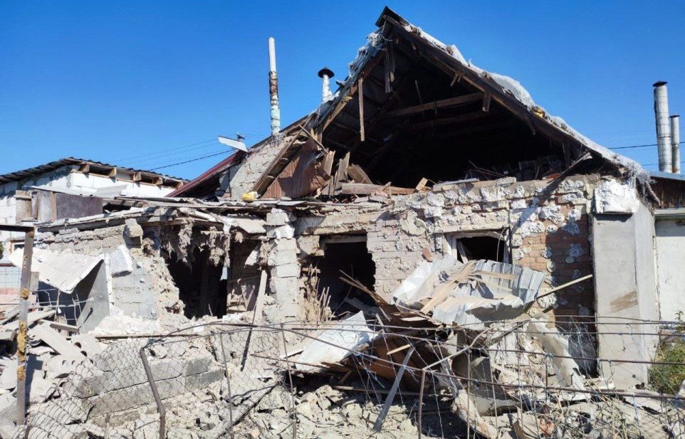 Российские оккупанты обстреляли Никополь: враг разрушил одну из хозяйственных построек - рис. 1