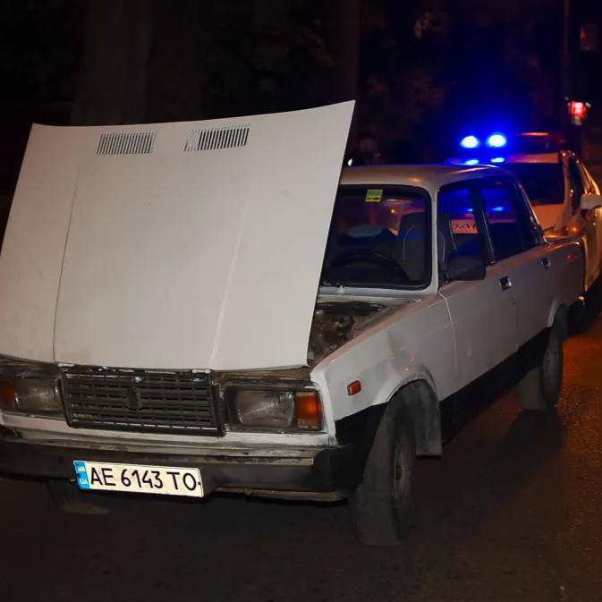 У Дніпрі водій ВАЗ збив двох дівчат - рис. 1