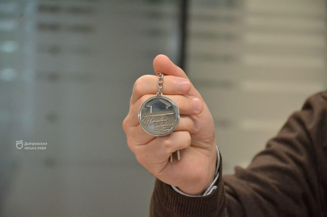 Багатодітна співробітниця поліції з Дніпра отримала ключі від нової квартири - рис. 3