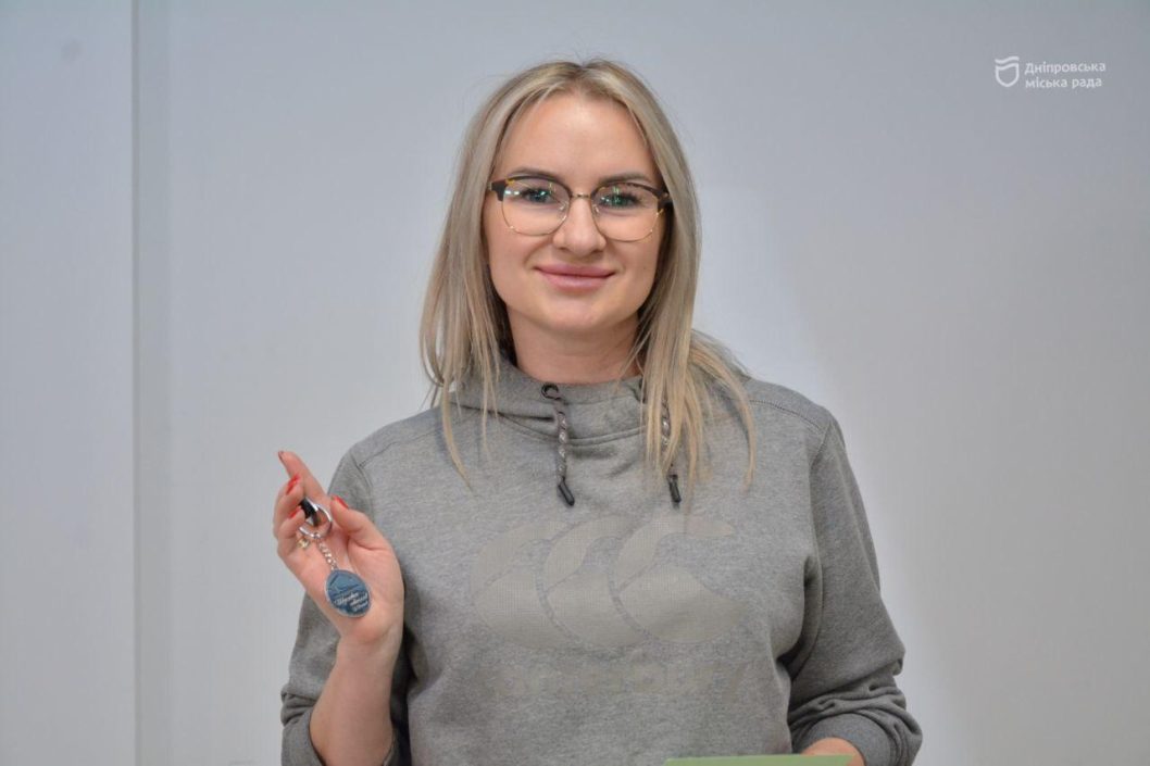 Багатодітна співробітниця поліції з Дніпра отримала ключі від нової квартири - рис. 1