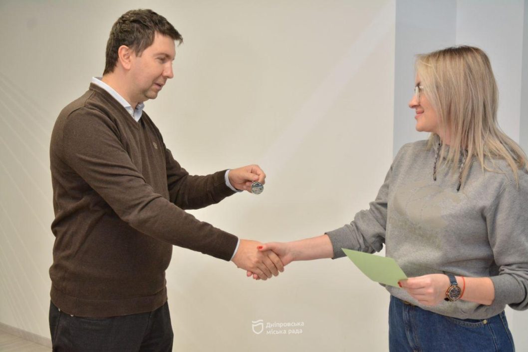 Багатодітна співробітниця поліції з Дніпра отримала ключі від нової квартири - рис. 2